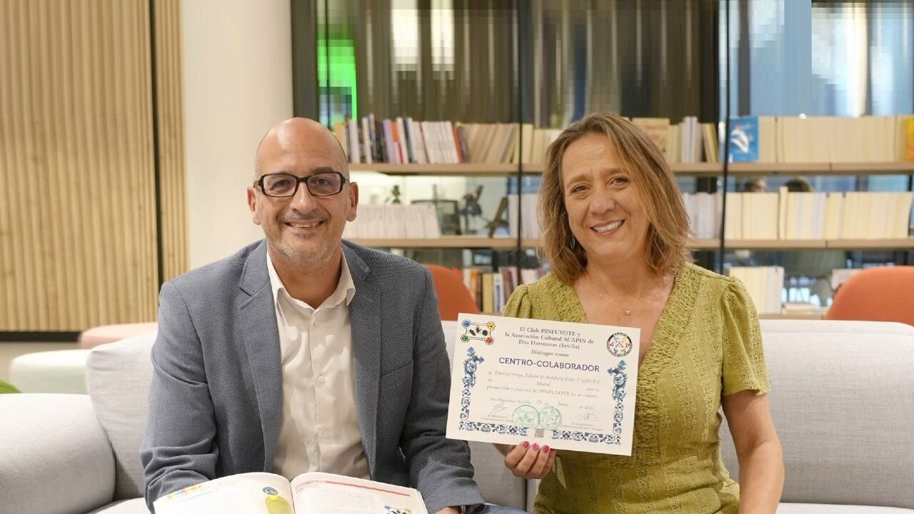 Jorge Pimenta, Director Editorial de Anaya Educación, y Cristina Fernández, Coordinadora del Ámbito Artístico de Anaya Educación, recibieron el diploma por la promoción del pinfuvote. Jorge Pimenta y Cristina Fernández recibieron el diploma por la promoción del pinfuvote