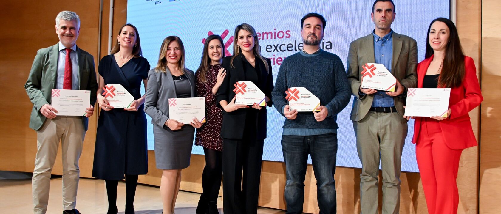 El Colegio Santa Gema Galgani, el IES Carpe Diem, el Colegio Divina Pastora y el IES Joaquín Araújo han sido los galardonados en la segunda edición de los Premios a la Excelencia en Orientación en sus respectivas categorías Orientación personalizada y familia; Conexión con el mundo profesional; Información sobre itinerarios de formación; y, Vinculación de asignaturas con ámbitos profesionales. En la imagen, representantes de los centros galardonados con los trofeos acreditativos. Centros ganadores II Premios a la Excelencia en Orientación