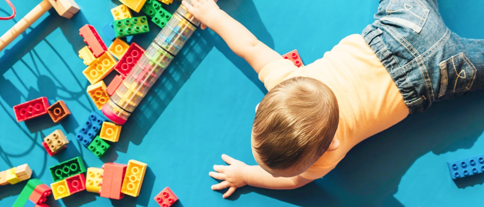 peque-jugando-con-juguetes_2