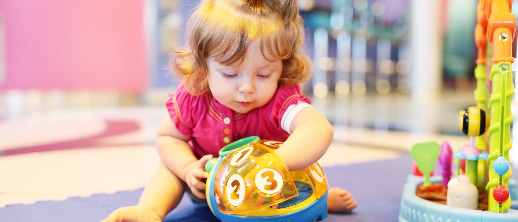 peque-jugando-con-juguetes