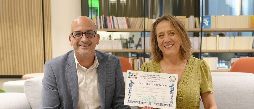 Jorge Pimenta, Director Editorial de Anaya Educación, y Cristina Fernández, Coordinadora del Ámbito Artístico de Anaya Educación, recibieron el diploma por la promoción del pinfuvote. Jorge Pimenta y Cristina Fernández recibieron el diploma por la promoción del pinfuvote